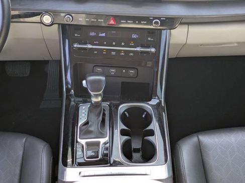 Used 2022 Kia Carnival EX image 22