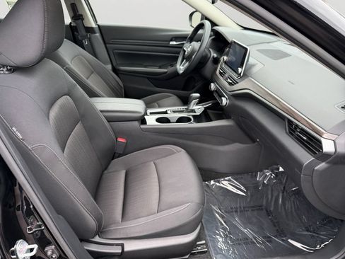 Used 2024 Nissan Altima 2.5 SV FWD image 12