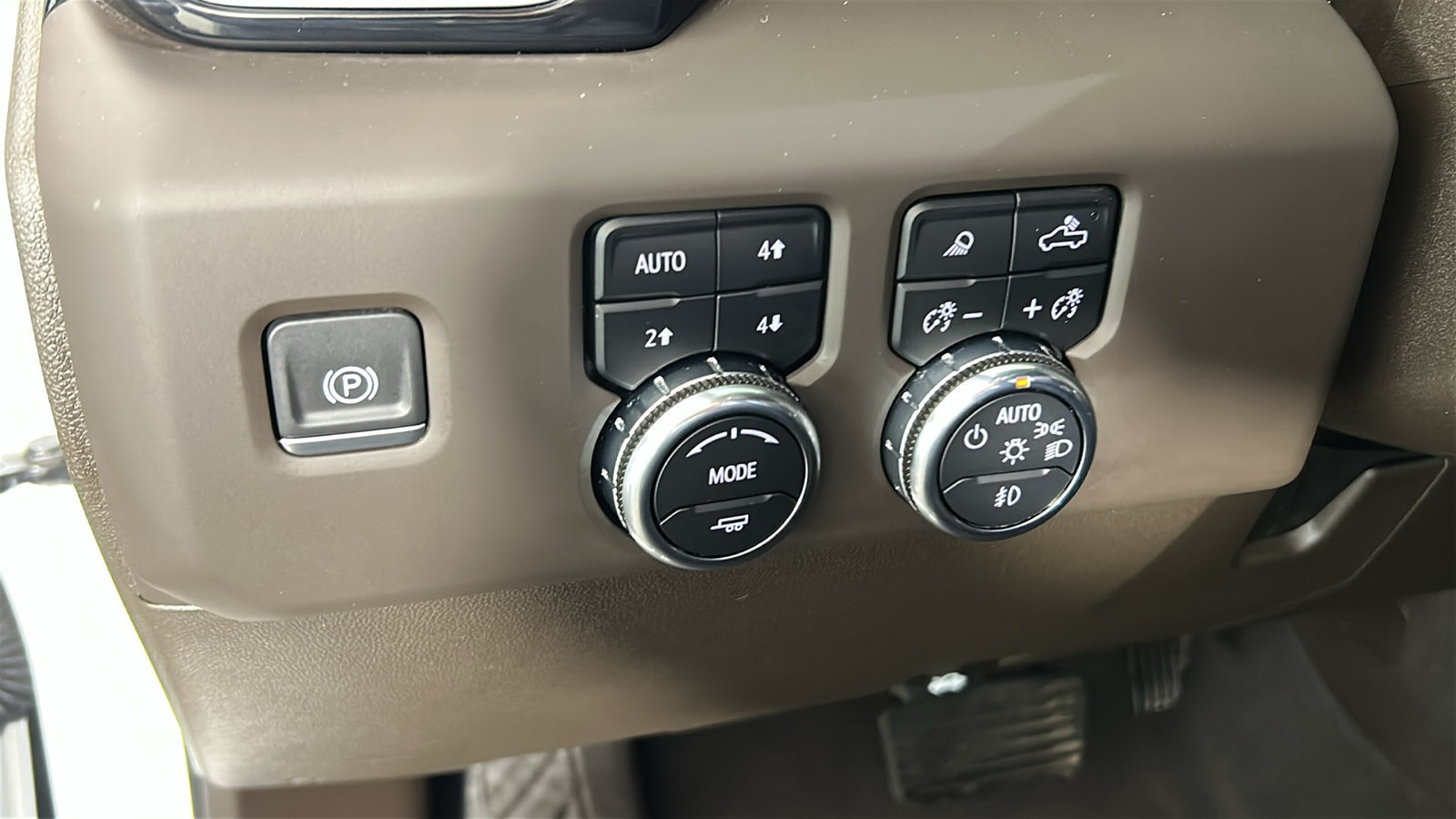 Used 2024 GMC Sierra 3500 Denali w/ Denali Reserve Package AWD/4WD image 23