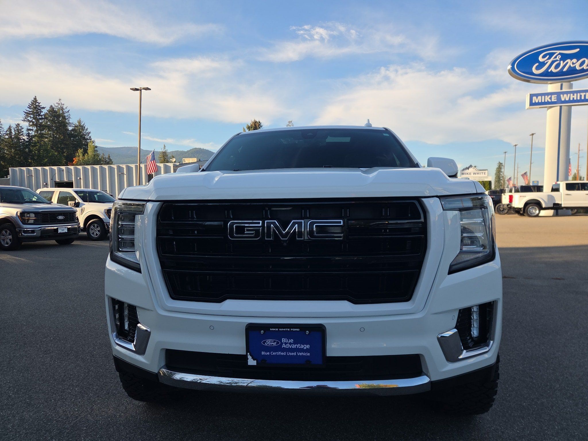 Used 2022 GMC Yukon XL SLT w/ SLT Luxury Package AWD/4WD image 2