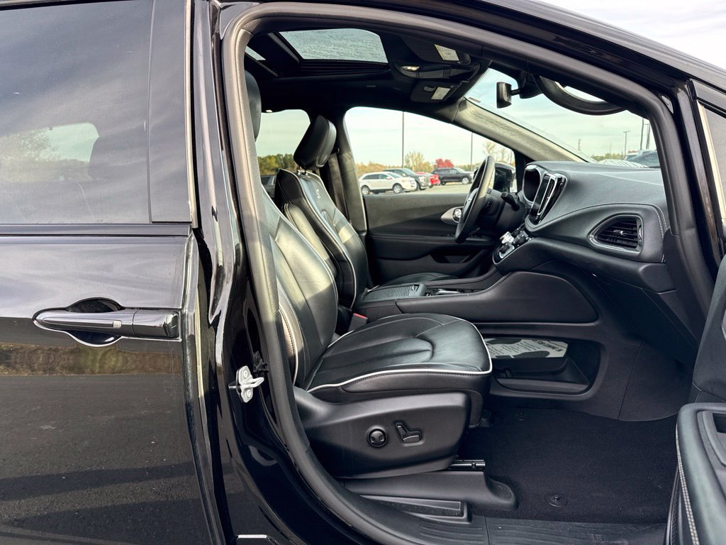Used 2025 Chrysler Pacifica Limited FWD image 11