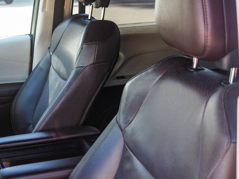 Used 2021 Toyota Sienna Platinum image 23