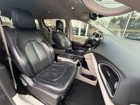 Used 2022 Chrysler Pacifica Touring-L FWD image 12
