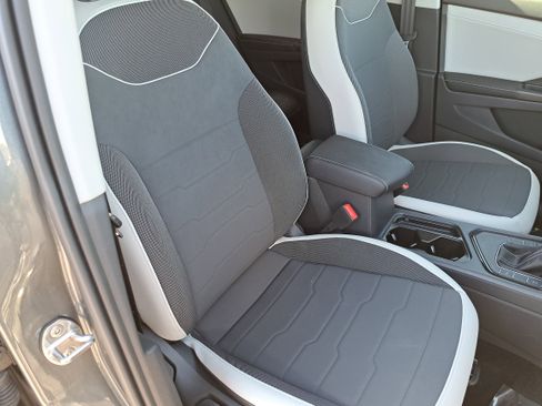 Certified 2025 Volkswagen Taos SE image 10