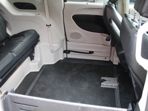Used 2019 Chrysler Pacifica Touring-L FWD image 19