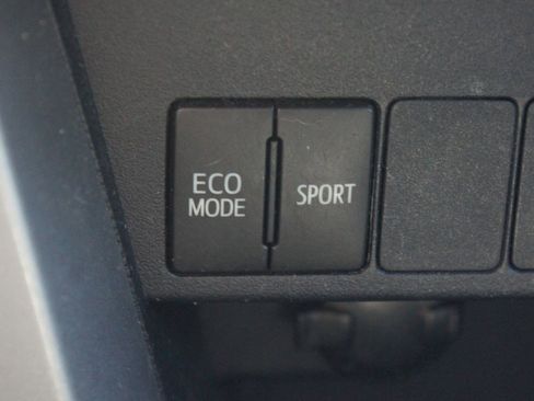 Used 2017 Toyota RAV4 XLE FWD image 10
