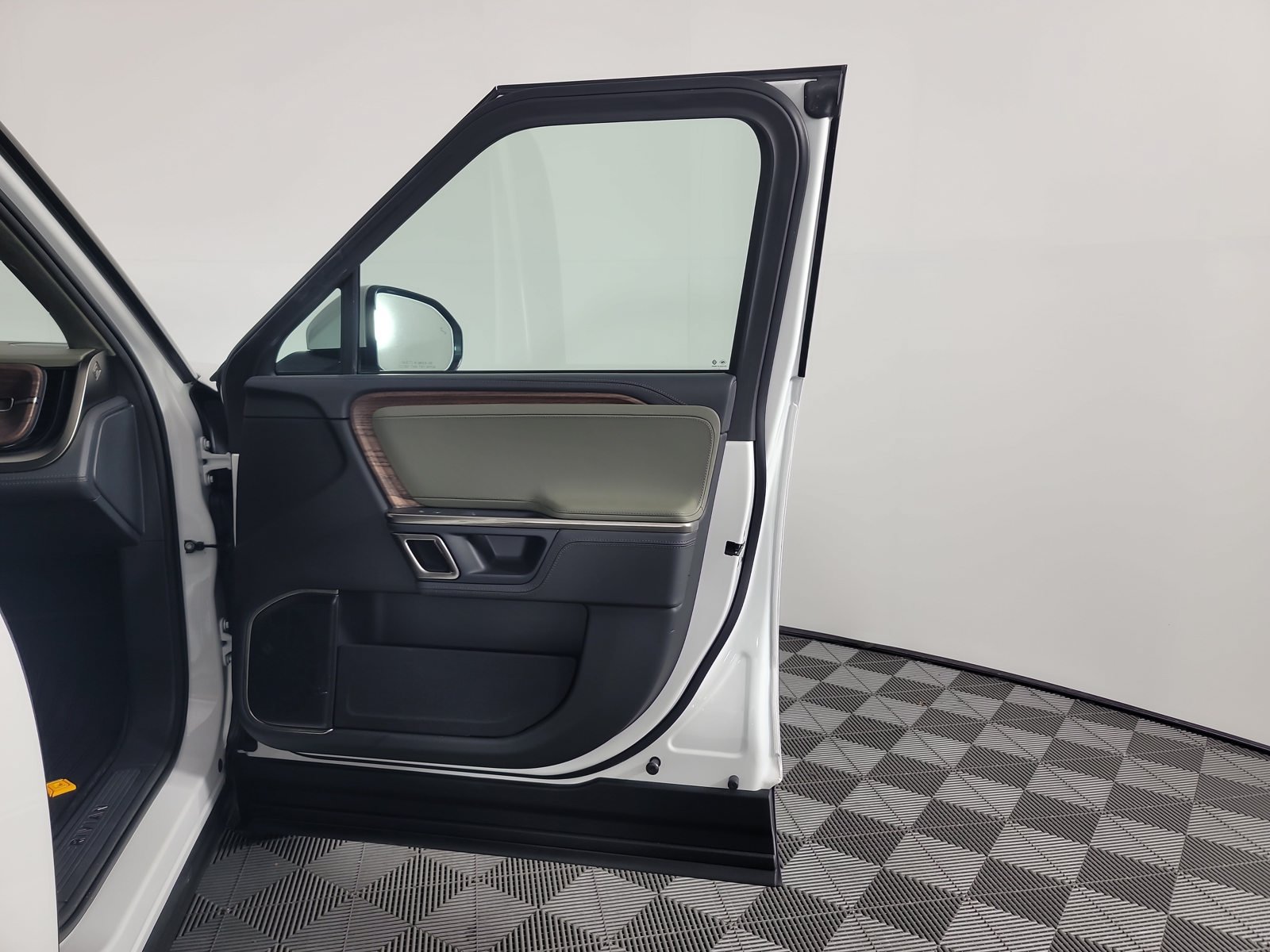 Used 2023 Rivian R1T Adventure Dual AWD/4WD image 18