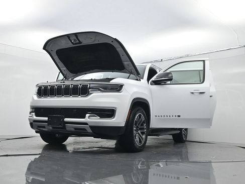 Used 2024 Jeep Wagoneer L Series II RWD image 30