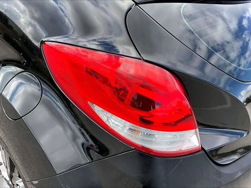 Used 2017 Hyundai Veloster Value Edition image 28