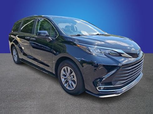 Used 2024 Toyota Sienna XLE FWD image 3