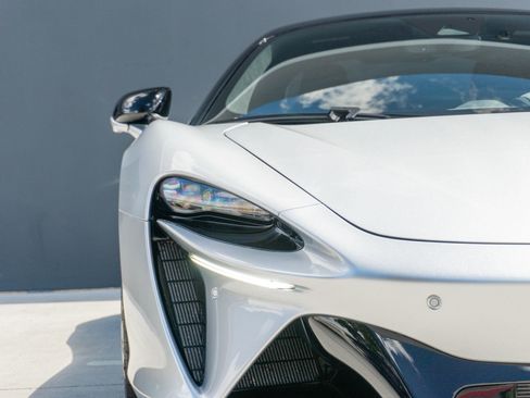 Used 2023 McLaren Artura RWD image 32