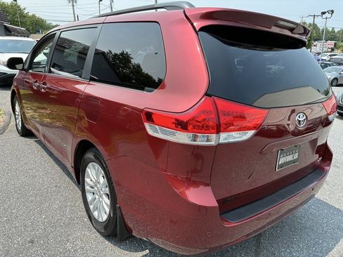 Used 2012 Toyota Sienna XLE w/ Premium Pkg FWD image 4