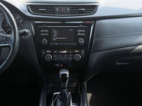 Used 2017 Nissan Rogue SV AWD/4WD image 18