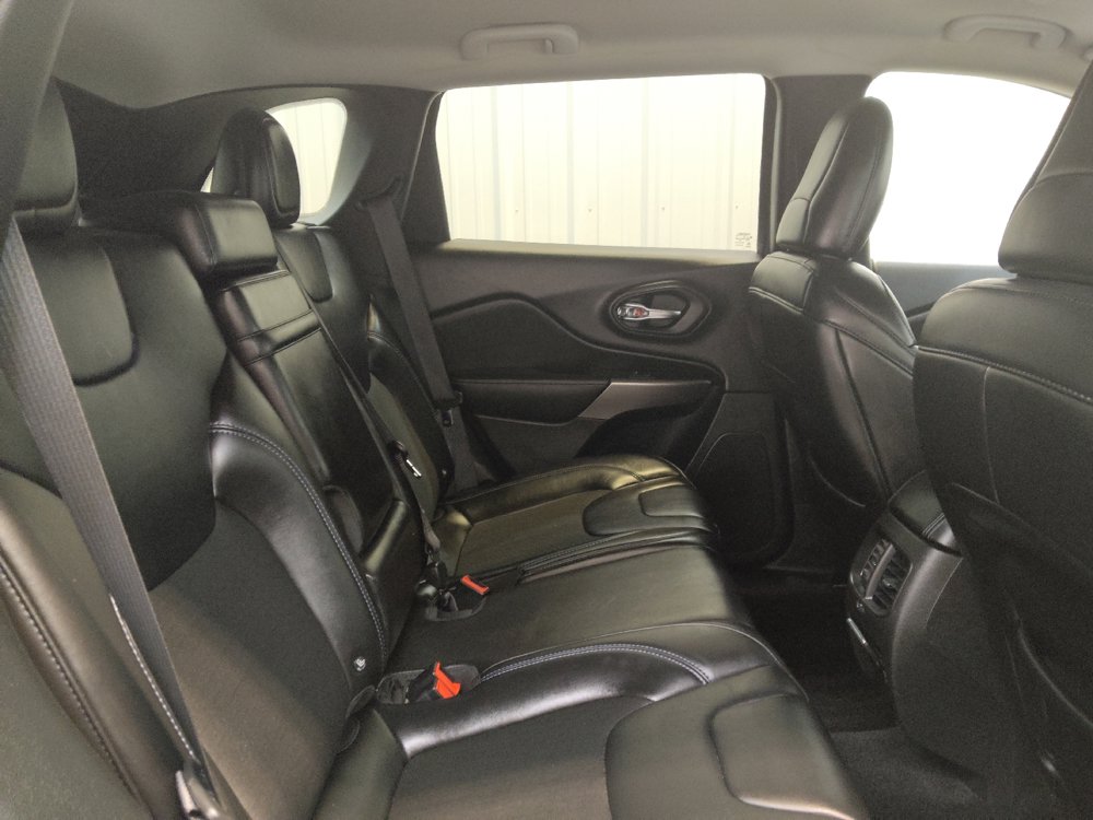 Used 2019 Jeep Cherokee Latitude Plus w/ Comfort/Convenience Group AWD/4WD image 19