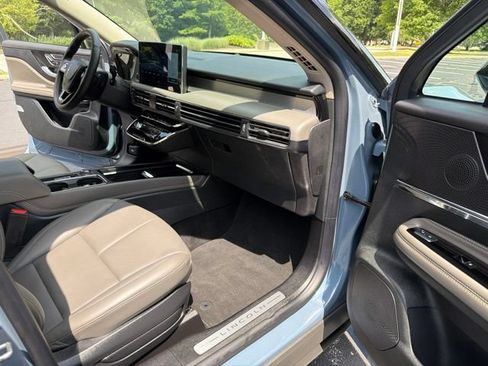 Used 2025 Lincoln Corsair AWD w/ Equipment Group 101A image 23