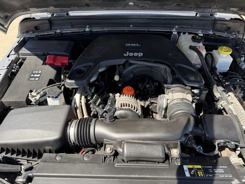 Used 2020 Jeep Gladiator Overland w/ Uconnect 4C Nav & Sound Group image 9