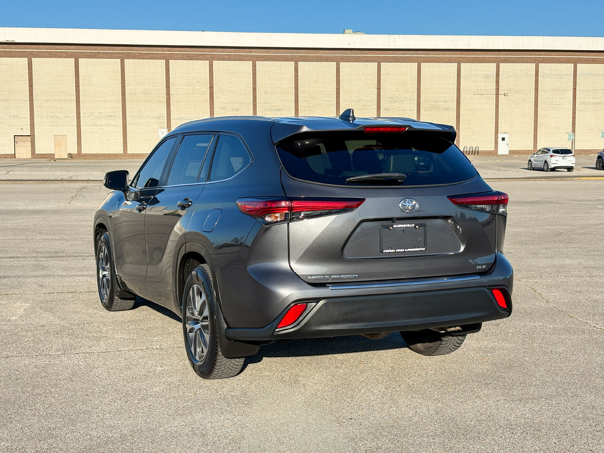 Used 2023 Toyota Highlander XLE FWD image 6