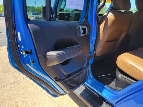 Used 2022 Jeep Wrangler Unlimited Sahara w/ Cold Weather Group AWD/4WD image 16