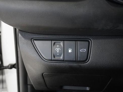 Used 2025 Genesis G70 2.5T image 15