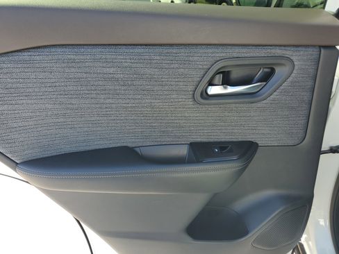 Used 2023 Nissan Rogue SV image 27