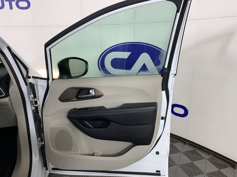 Used 2022 Chrysler Voyager LX image 36