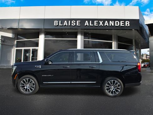 Used 2025 GMC Yukon XL Denali w/ Denali Reserve Package AWD/4WD image 8
