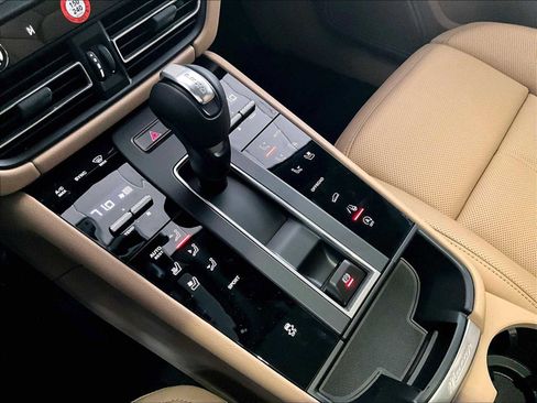 New 2026 Porsche Macan image 18