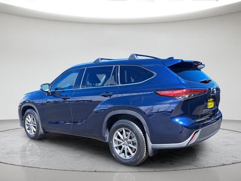 Used 2021 Toyota Highlander XLE AWD/4WD image 3