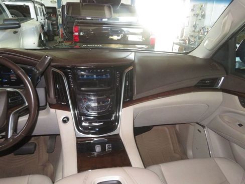 Used 2017 Cadillac Escalade Premium Luxury image 38