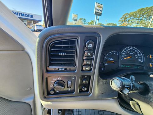 Used 2005 Chevrolet Avalanche 2500 LS w/ Preferred Equipment Group image 17