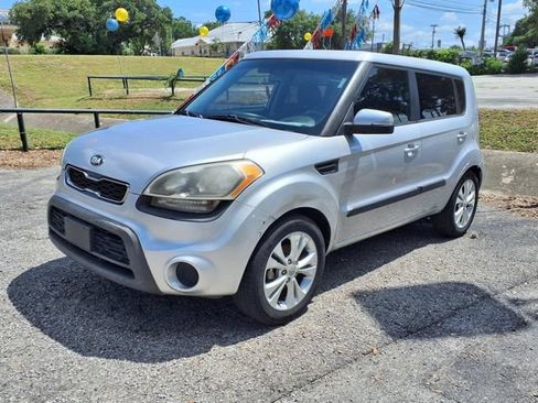 Used 2013 Kia Soul + FWD image 3