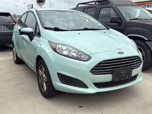 Used 2017 Ford Fiesta SE image 3