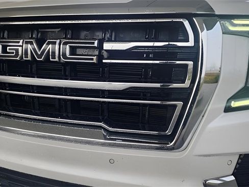 Used 2023 GMC Yukon SLT image 2