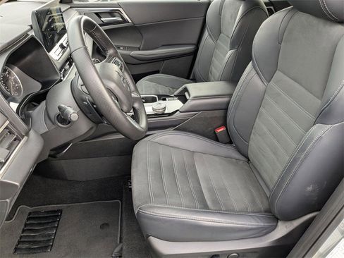 Used 2025 Mitsubishi Outlander SE image 17