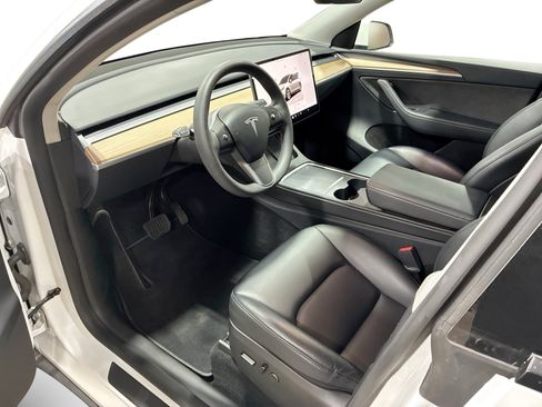 Certified 2023 Tesla Model Y Long Range AWD/4WD image 9