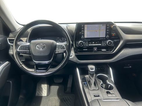 Used 2021 Toyota Highlander XLE FWD image 12