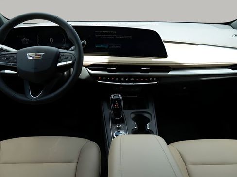 Used 2024 Cadillac XT4 Luxury w/ Cold Weather Package image 20