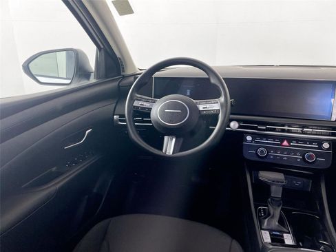 Used 2025 Hyundai Tucson SE image 2