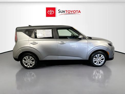 Used 2024 Kia Soul LX FWD image 2