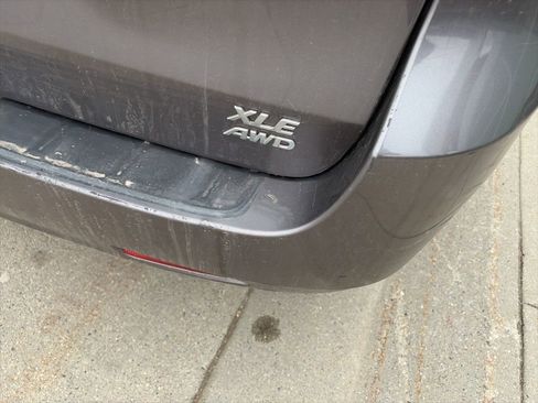 Used 2011 Toyota Sienna XLE image 7