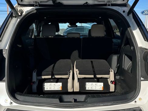 Used 2018 Ford Explorer XLT w/ Equipment Group 202A image 6