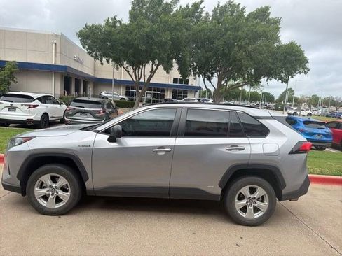 Used 2021 Toyota RAV4 LE image 2