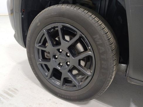 Used 2020 Jeep Renegade Altitude AWD/4WD image 31