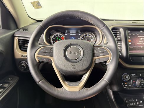 Used 2017 Jeep Cherokee Limited image 14