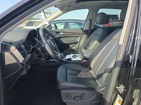 Used 2023 Audi Q5 2.0T Premium w/ Convenience Package image 9