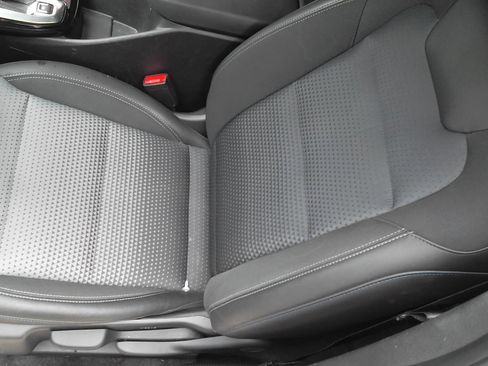 Used 2025 Chevrolet Trax LT w/ LT Convenience Package image 9