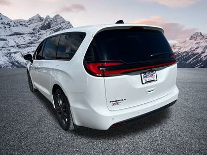 New 2026 Chrysler Pacifica Select