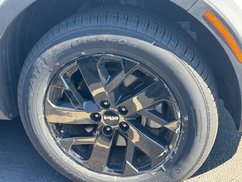 Certified 2023 Kia Sorento S w/ Panoramic Sunroof Package image 2