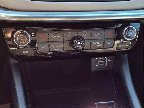 Used 2023 Jeep Compass Limited image 19