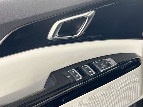 Used 2024 Kia Carnival EX FWD image 18